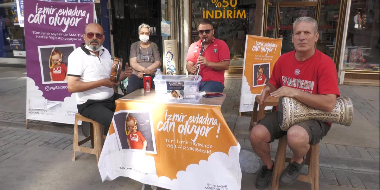 YİĞİT ALP'E CAN OLMAK İÇİN ŞARKI SÖYLÜYORLAR