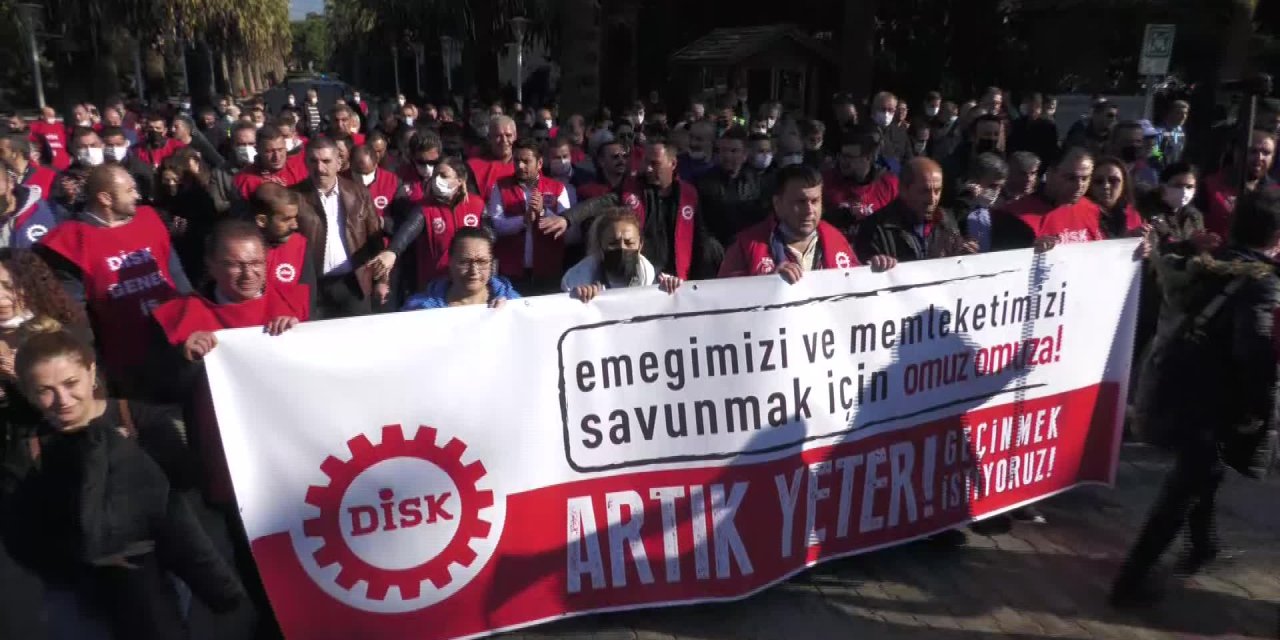 İZMİR'DE İŞÇİLERDEN "YETER ARTIK, GEÇİNEMİYORUZ" EYLEMİ
