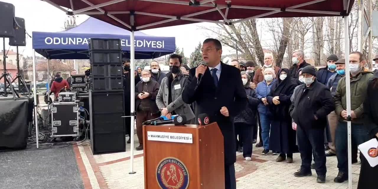 ÖZGÜR ÖZEL: O GÜNÜN KUYRUĞUNU DİLİNE DOLAYAN, DÜN AKŞAM BÜTÜN TÜRKİYE’Yİ BENZİNLİKLERİN ÖNÜNDE KUYRUĞA SOKTU
