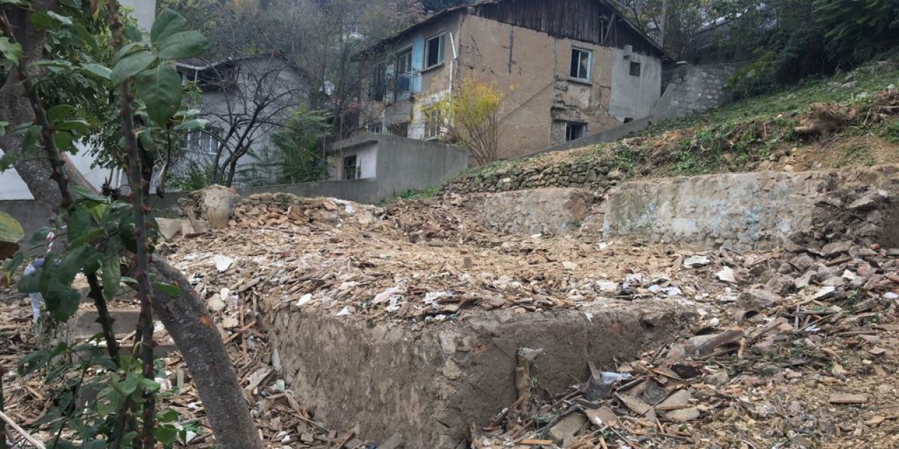 HULUSİ KENTMEN EVİNDE EL İLE SÖKÜM İŞLEMLERİ TAMAMLANDI
