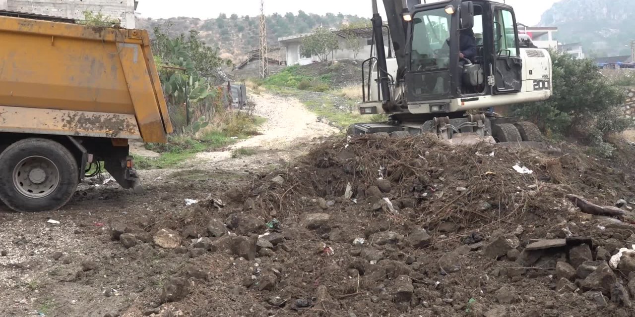 HATAY BÜYÜKŞEHİR BELEDİYESİ DERE YATAKLARINI TEMİZLEDİ
