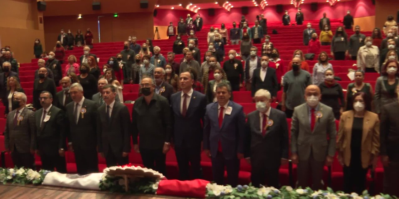BAŞÖĞRETMEN ATATÜRK ÖDÜLÜ SUNAY AKIN'A