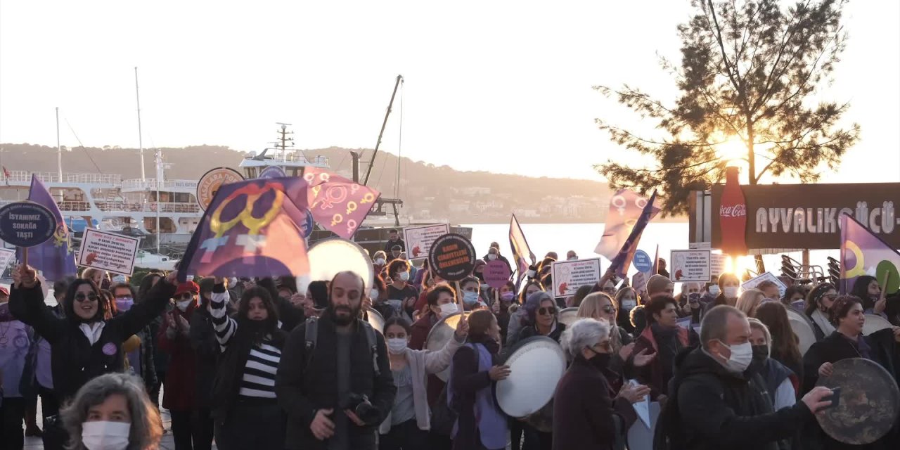 AYVALIKLI KADINLAR ŞİDDETE "DUR" DEMEK İÇİN YÜRÜDÜ