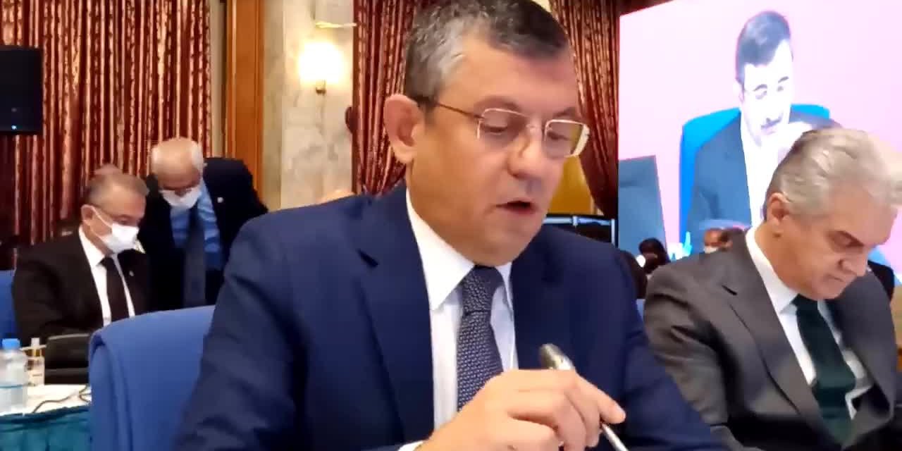 ÖZGÜR ÖZEL’DEN FUAT OKTAY’A: “DÜNYADA LİDERLER MÜTEVAZİ EVLERDE İSE HALK ZENGİN, LİDERLER SARAYDA OTURUYORSA HALK SÜRÜNÜYOR”