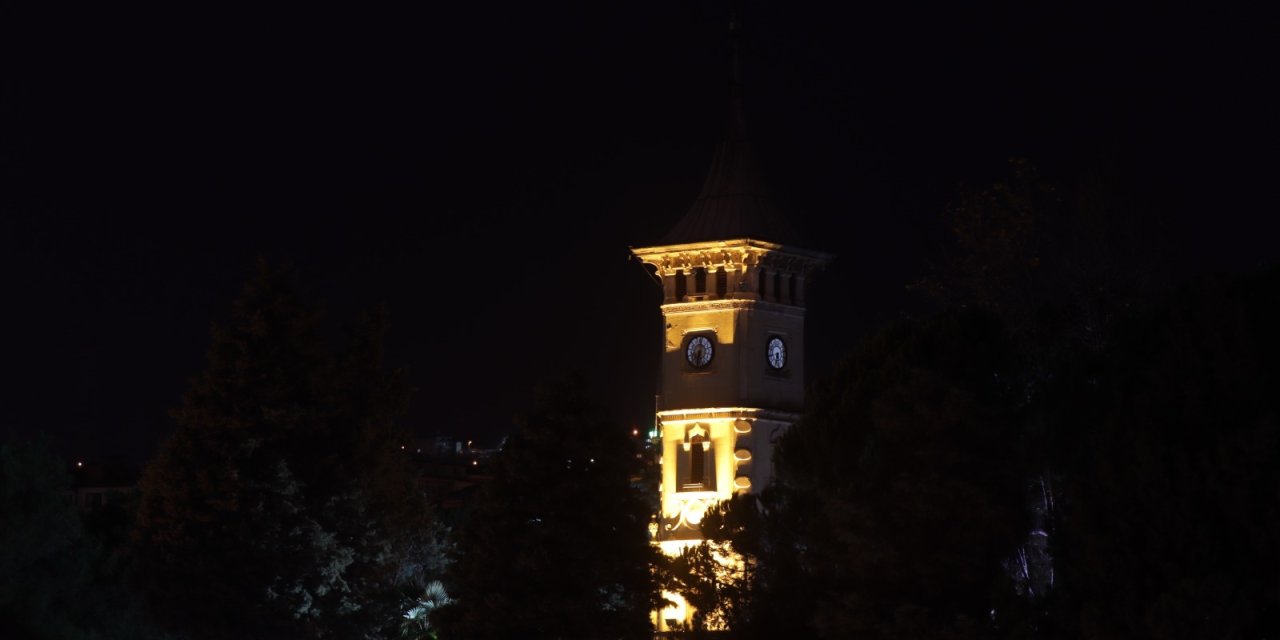 İZMİT SAAT KULESİ KADINLAR İÇİN TURUNCUYA BÜRÜNDÜ