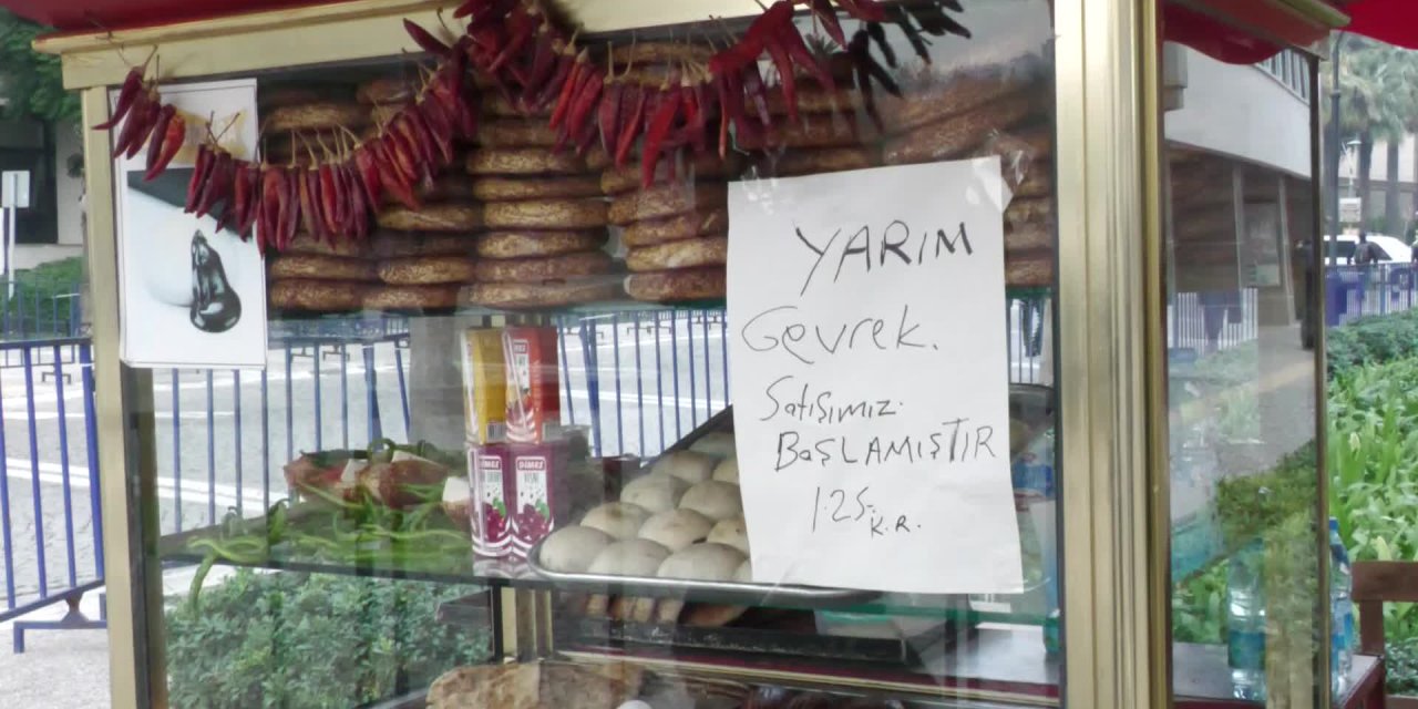 İZMİR'DE 'YARIM GEVREK' SATIŞI BAŞLADI