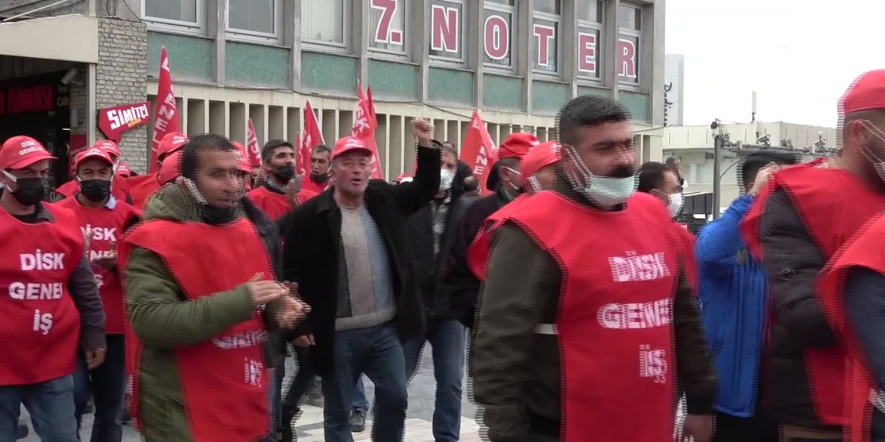 DİSK’TEN TL EYLEMİ: “TÜRK LİRASI DEĞER KAYBETTİKÇE, BİZ KAYBEDİYORUZ, EMEĞİMİZ UCUZLUYOR”