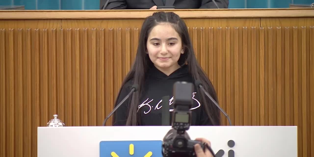 AKŞENER'DEN ÖĞRENCİ ANDI KARARINA ABDÜRRAHİM KARAKOÇ'LU YANIT:" KORKUYOR, 'TÜRKÜM' DEMEYE, ATASINDAN HABERİ YOK"
