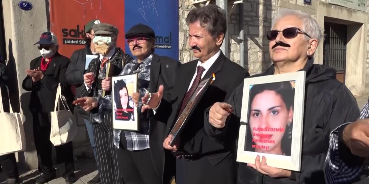 İZMİR'DE KADINLARDAN BIYIKLI, TESPİHLİ PROTESTO