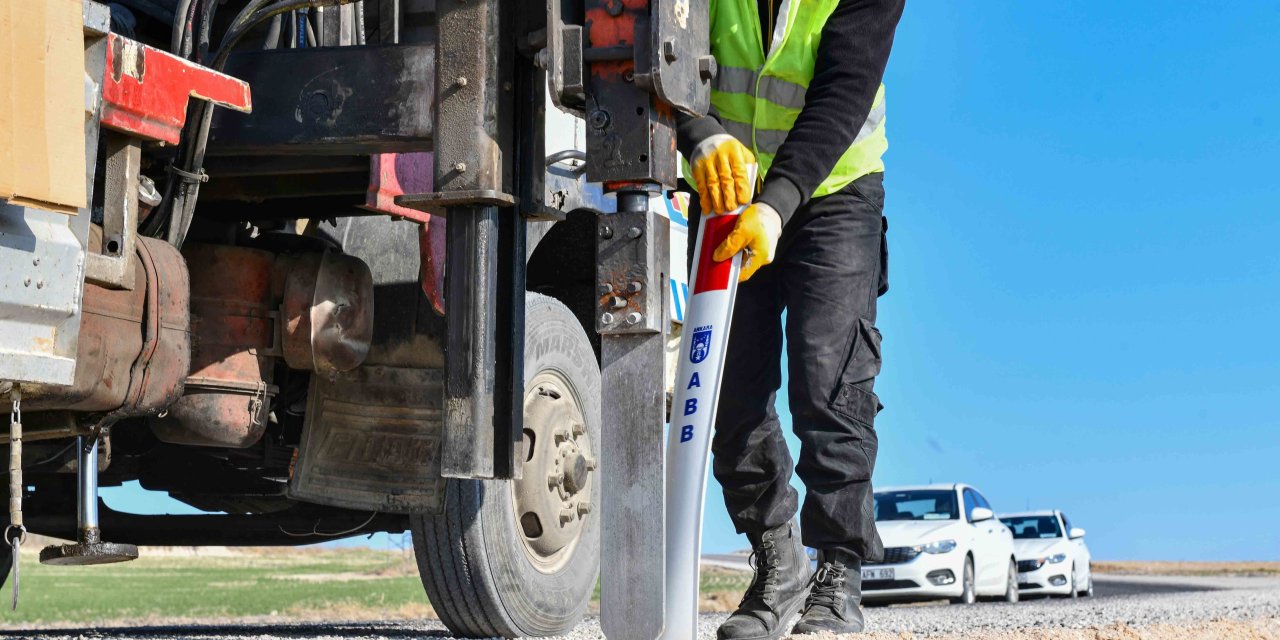 BAŞKENT’TE TRAFİK LEVHALARI YENİLENİYOR