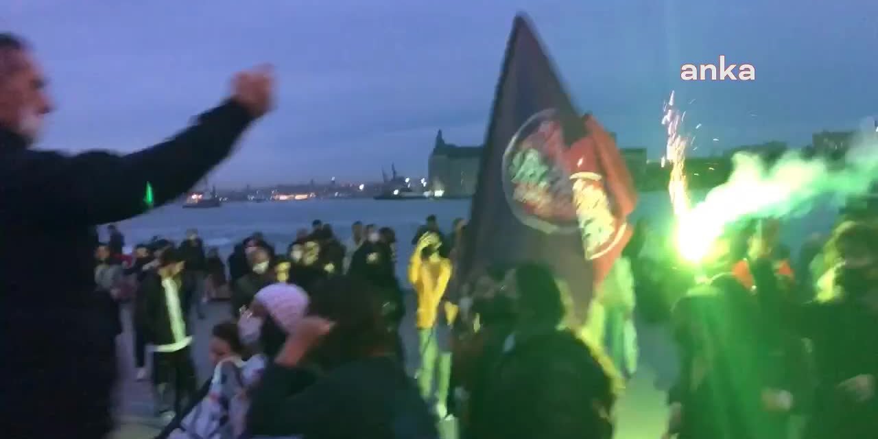 KADIKÖY'DE ŞİDDETE KARŞI BİR ARAYA GELEN KADINLAR: "EŞİT, ÖZGÜR, ŞİDDETSİZ VE SÖMÜRÜSÜZ BİR ÜLKE MÜMKÜN"
