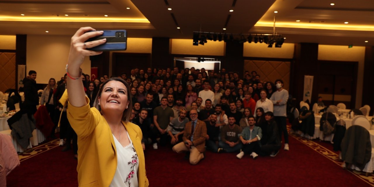 İZMİT BELEDİYE BAŞKANI HÜRRİYET KOCAELİ ÜNİVERSİTESİ ÖĞRENCİLERİYLE BİR ARAYA GELDİ