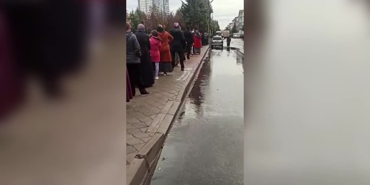 BAŞKENT'TE 1 LİRA UCUZ EKMEK İÇİN YAĞMUR ALTINDA METRELERCE KUYRUK OLUŞTU