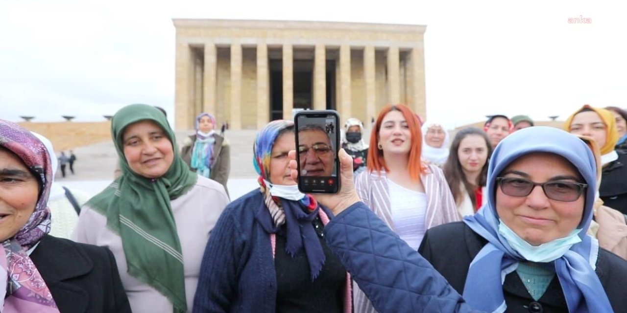 MEZİTLİ'NİN ÜRETİCİ KADINLARINDAN ANITKABİR ZİYARETİ
