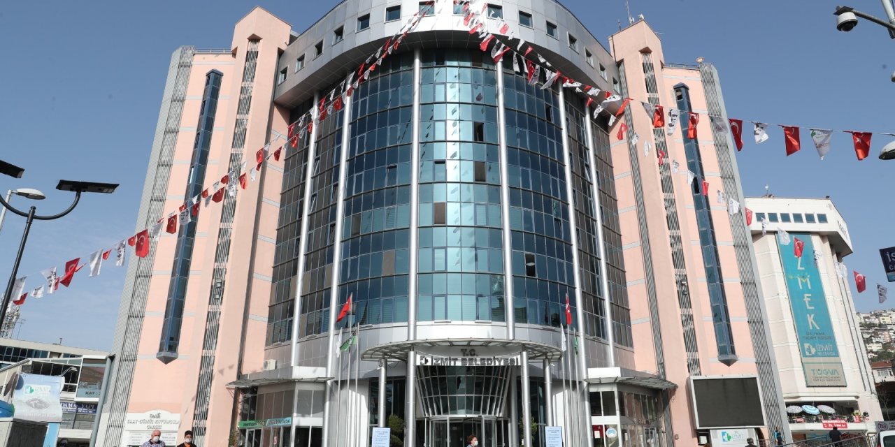 İZMİT BELEDİYESİ'NDEN İHTİYAÇ SAHİBİ AİLELERE YAKACAK YARDIMI