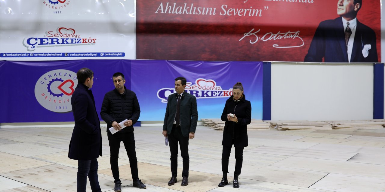 29 EKİM SPOR SALONU’NA FIBA ONAYLI PARKE ZEMİN