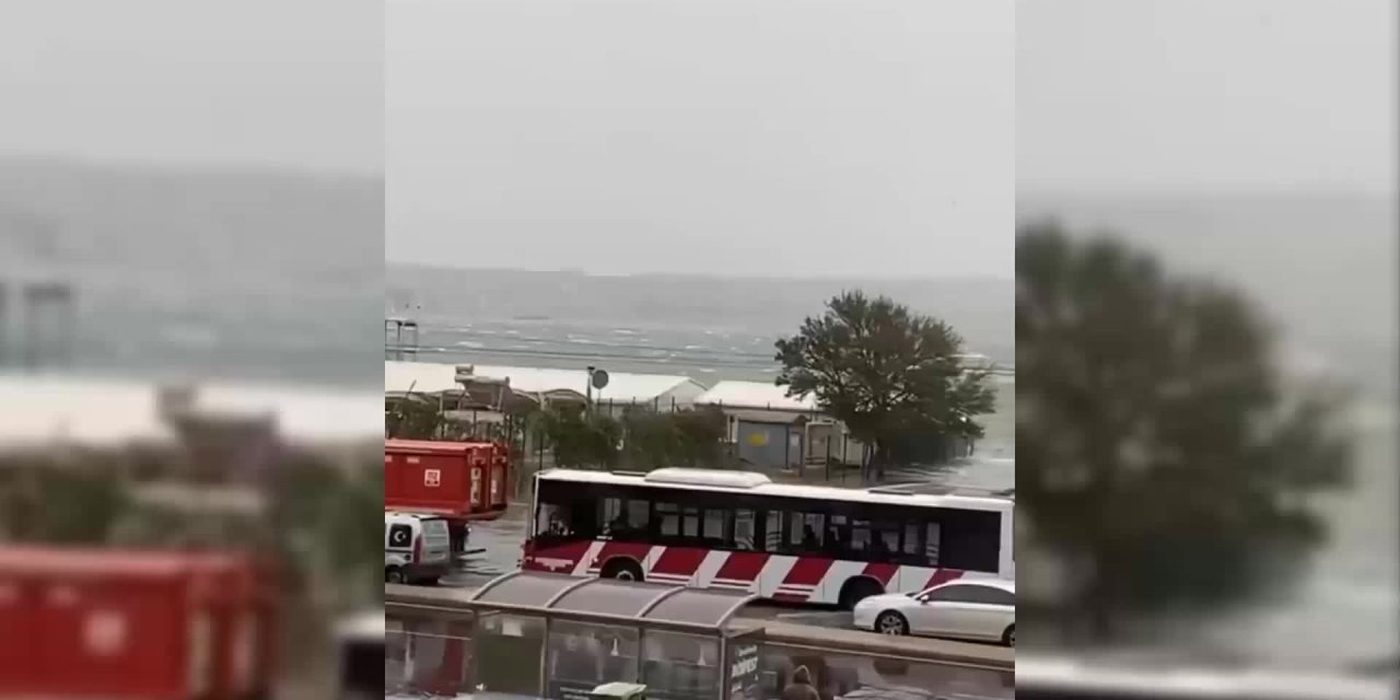 İZMİR'DE FIRTINA ETKİLİ OLUYOR