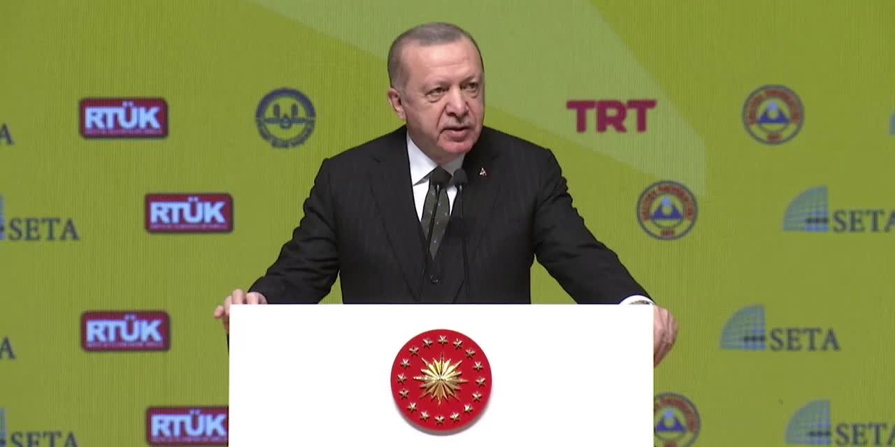 ERDOĞAN, İSLAMOFOBİ'Yİ "İSLAM DÜŞMANLIĞI" OLARAK TANIMLADI: "EZANA, BAŞÖRTÜSÜNE TAHAMMÜL EDEMEYENLERE RASTLAYABİLİYORUZ"