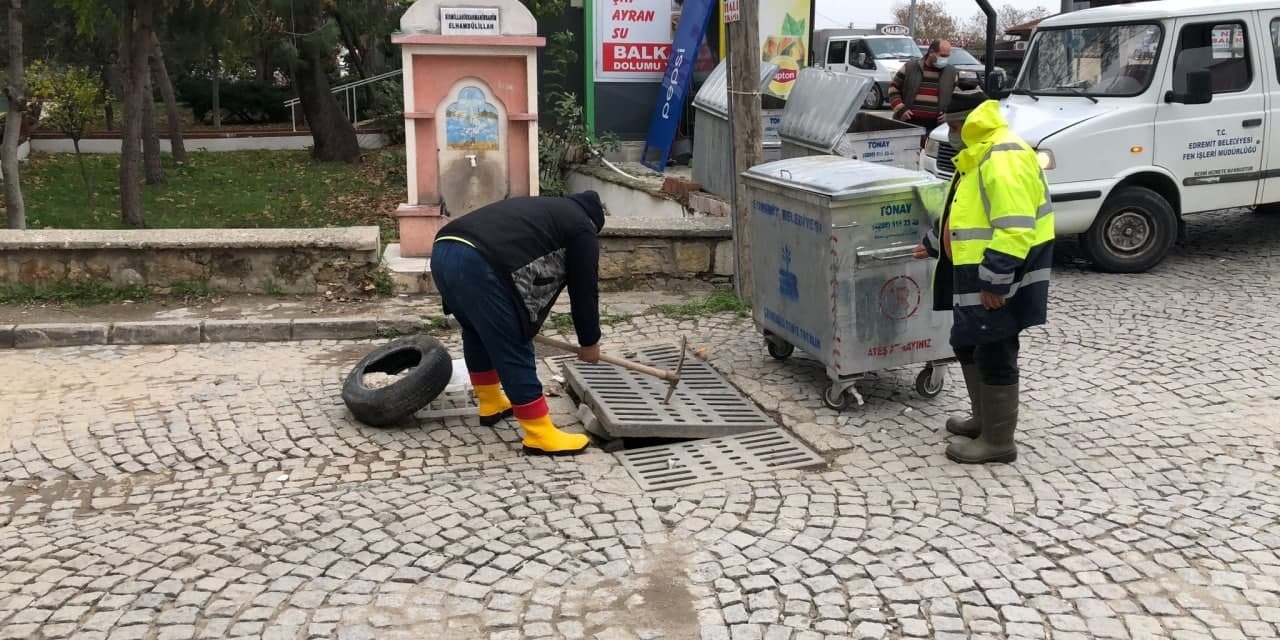 EDREMİT BELEDİYESİ LODOS VE KUVVETLİ YAĞIŞA KARŞI KRİZ MASASI KURDU