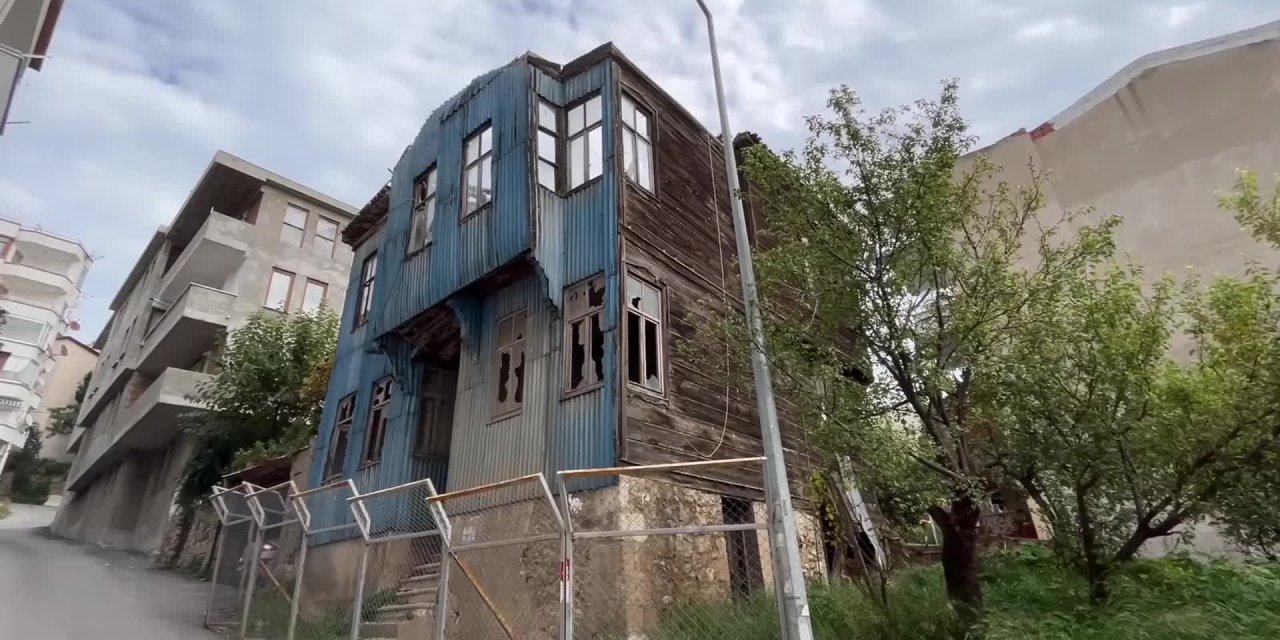 VATANDAŞLAR TARİHİ BİNAYI HALATLA AYAKTA TUTMAYA ÇALIŞIYOR