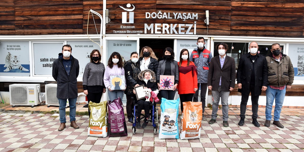 EDA ÖZTÜRK SERGİ GELİRİ İLE HAYVANLARA MAMA DESTEĞİNDE BULUNDU