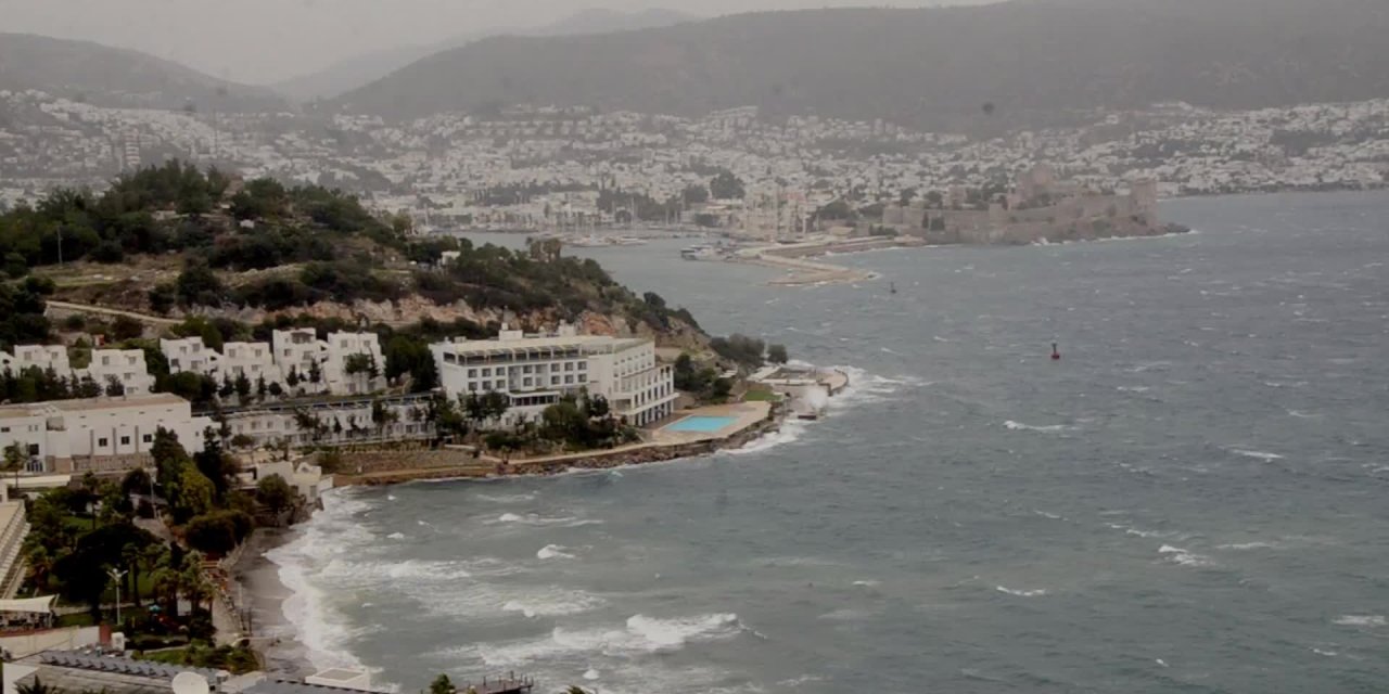 BODRUM'DA KUVVETLİ RÜZGAR HAYATI OLUMSUZ ETKİLEDİ, ESNAF KENDİ TEDBİRİNİ ALDI