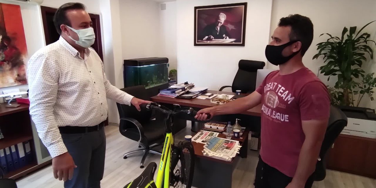 KUŞADASI'NDA BİSİKLETİÇALINAN BİSİKLETÇİYE, BELEDİYE BAŞKANI GÜNEL'DEN ANLAMLI JEST
