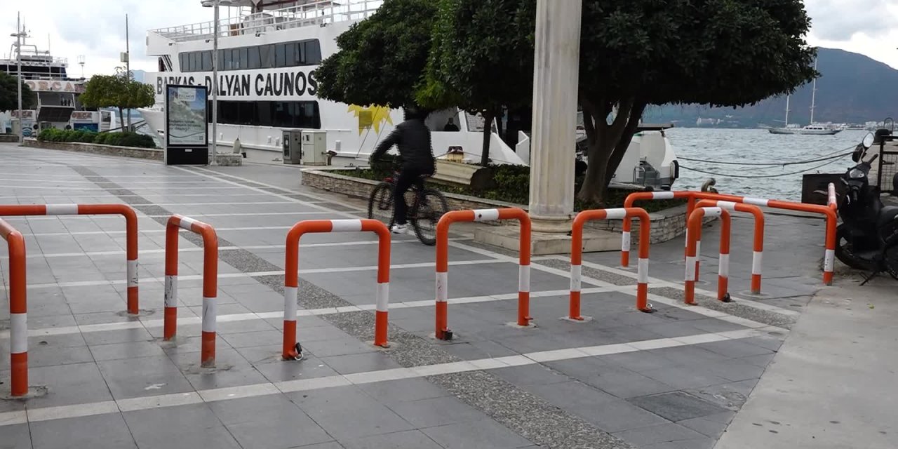 MARMARİS'TE MOTOSİKLETLERE KARŞI BARİYERLİ ÖNLEM