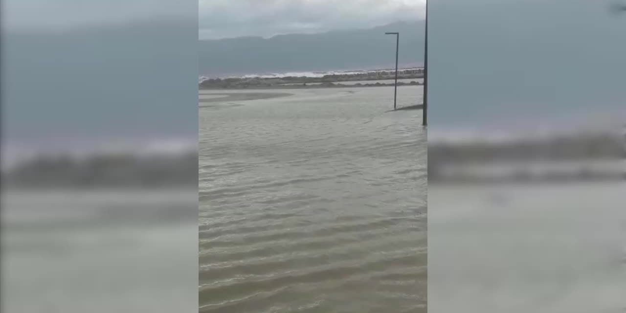 BALIKESİR ÖREN’DE DENİZ TAŞTI, SULAR EVLERE KADAR ULAŞTI
