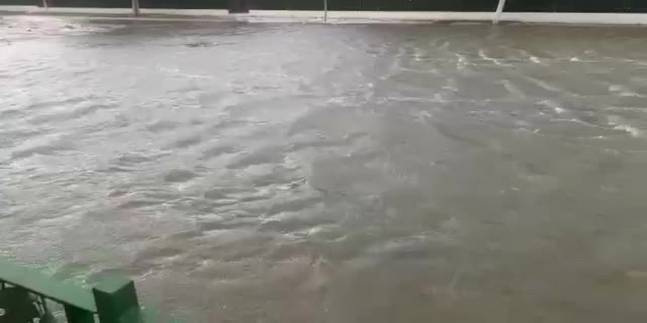 ENEZ'DE DENİZ SEVİYESİ LODOSUN ETKİSİ İLE YOLLARA KADAR ÇIKTI