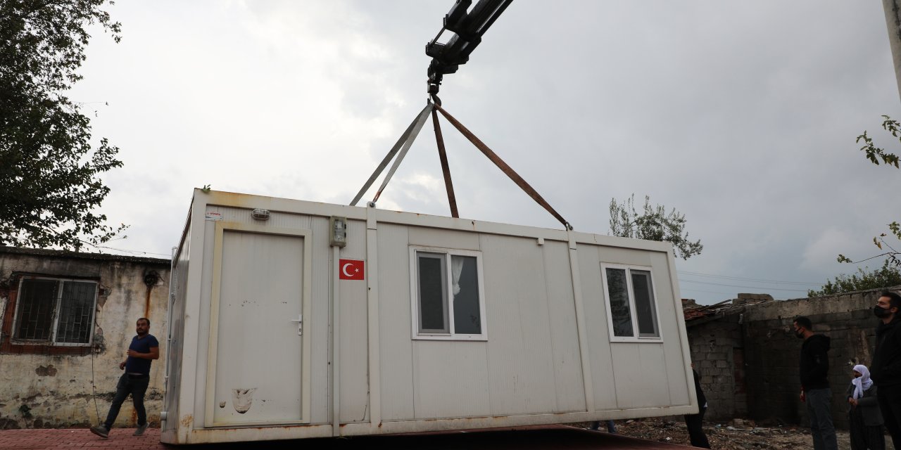 ANTALYA BÜYÜKŞEHİR'DEN EVİ YANAN FATMA TEYZE'YE KONTEYNER EV