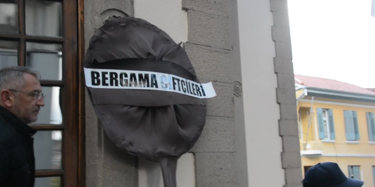 BERGAMA BELEDİYESİ, YURTTAŞLARIN TEPKİSİNE RAĞMEN KÖY MALLARINI SATMAYA BAŞLADI. MUHTARLAR BELEDİYEYE SİYAH ÇELENK BIRAKTI