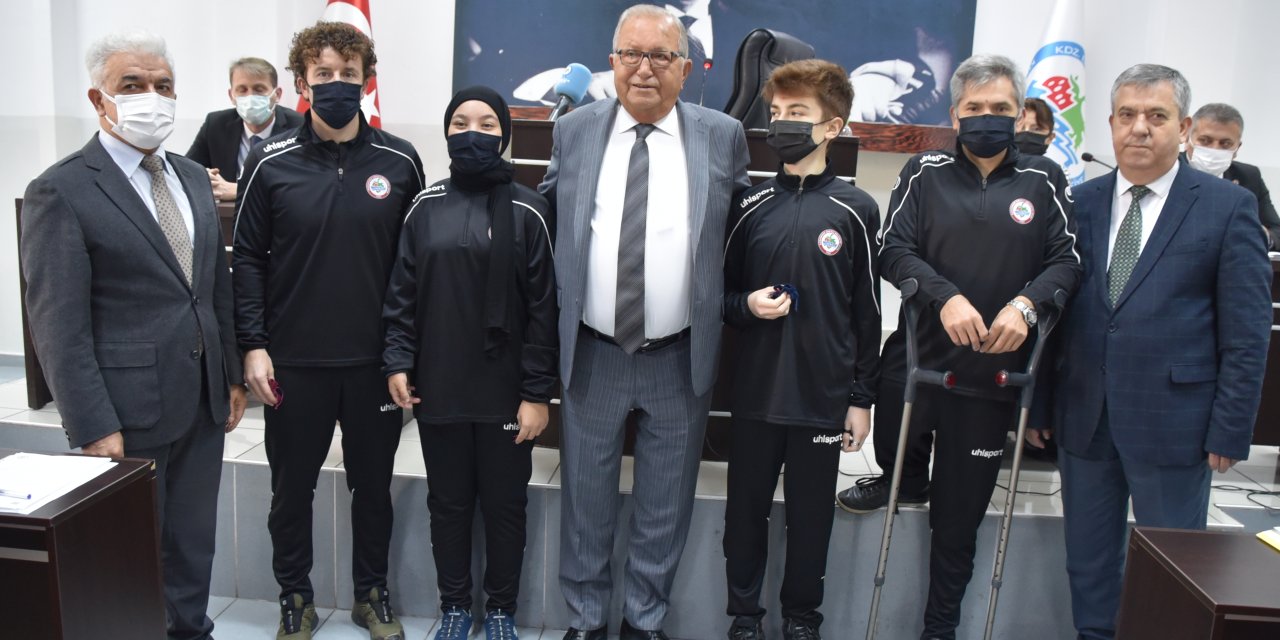 KARADENİZ EREĞLİ BELEDİYESPOR PARALİMPİK YELKEN TAKIMI SPORCULARI, MERSİN’DE DÜZENLENEN BEDENSEL ENGELLİLER YELKEN TÜRKİYE ŞAMPİYONASINDA ELDE ETTİKLERİ BAŞARI NEDENİYLE BELEDİYE MECLİSİ’NDE ALTINLA ÖDÜLLENDİRİLDİ.