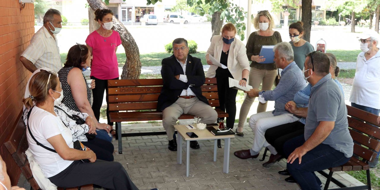 CHP'Lİ SINDIR, DEPREMZEDELERİ ZİYARET ETTİ: “SAĞLIKSIZ BİR YAPIDA OTURMAK ZORUNDA BIRAKILMALARI ANAYASAL SUÇ”