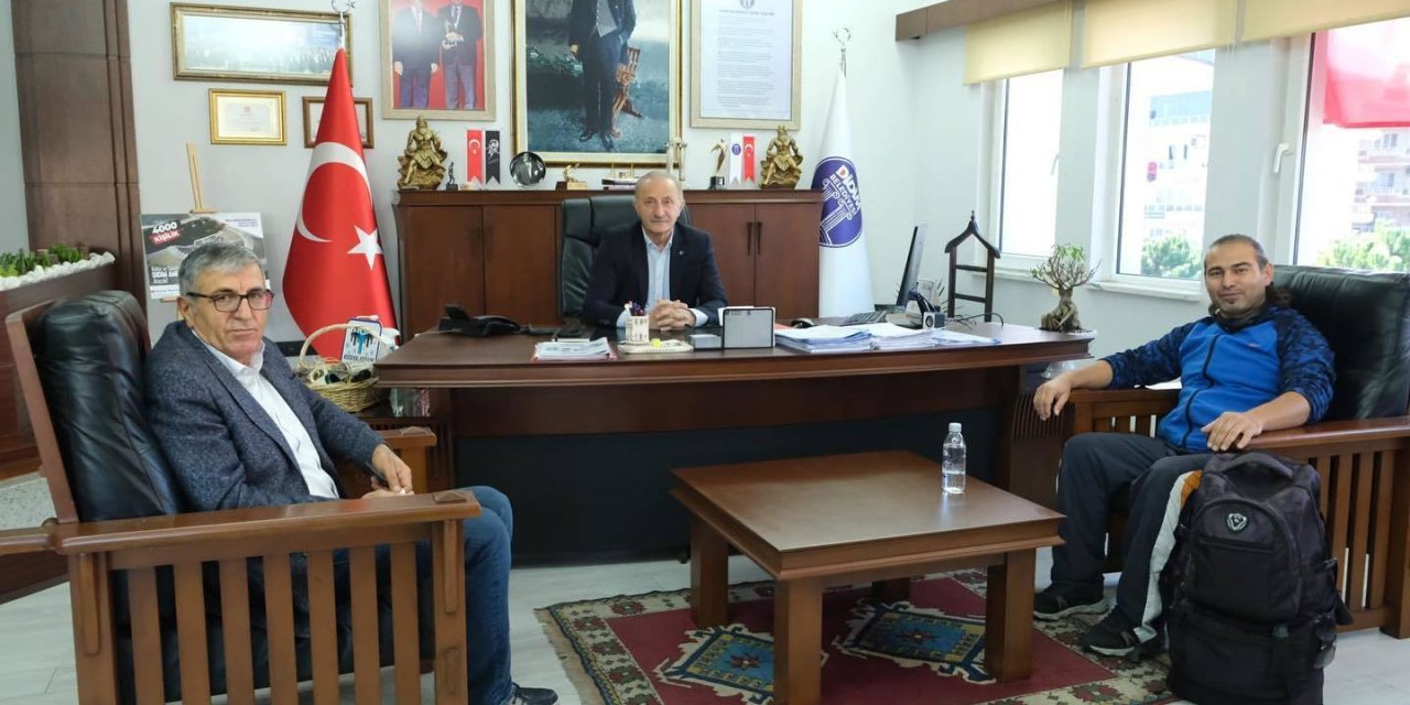 TÜRKİYE’Yİ YÜRÜYEREK GEZEN DANIŞMAZ’DAN DİDİM BELEDİYE BAŞKANI ATABAY’A ZİYARET
