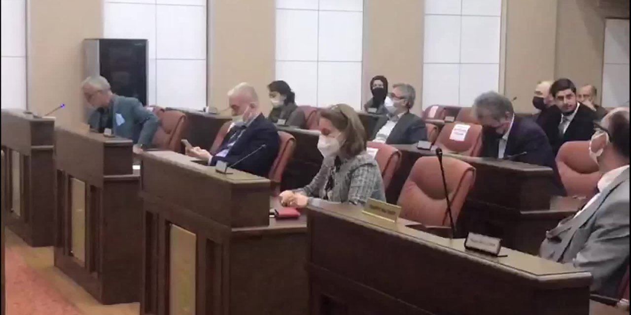 TEPEBAŞI BELEDİYESİ’NİN AKP’Lİ ÜYESİ BİRSEN’DEN, CHP’YE KATILAN ÇELİK’E TEPKİ: “AK PARTİ’NİN OYLARIYLA SEÇİLDİĞİNİ UNUTMAMALI”