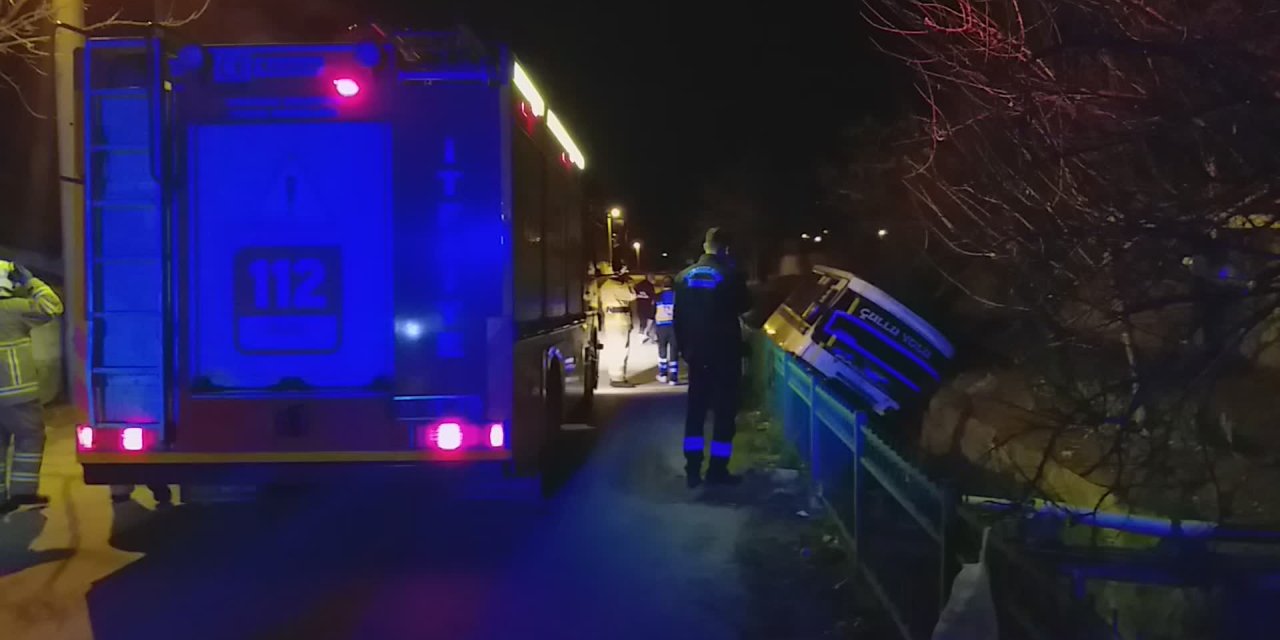 KIRIKKALE’DE SU KANALINA DEVRİLEN MİNİBÜSÜN SÜRÜCÜSÜ YARALANDI