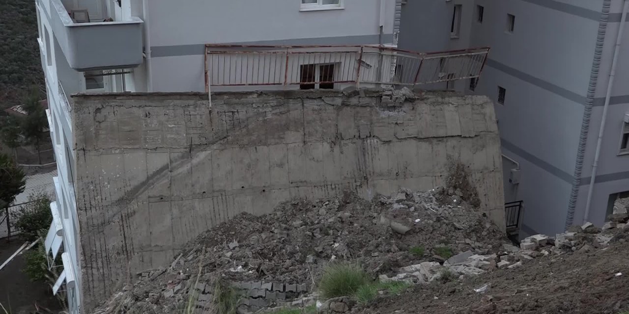 İZMİR BÜYÜKŞEHİR BELEDİYESİ’NDEN ÇÖKEN İSTİNAT DUVARINA GÜVENLİK ÖNLEMİ