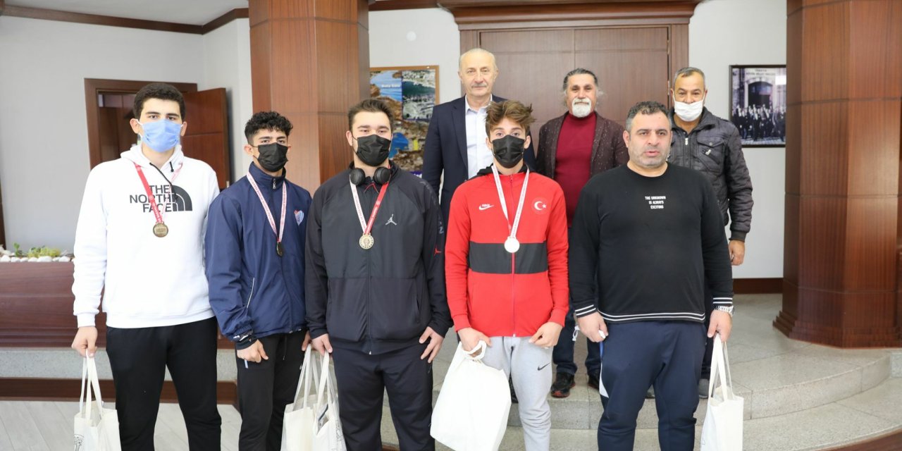 TÜRKİYE ŞAMPİYONASINA KATILACAK DİDİMLİ BOKSÖRLERDEN ATABAY’A ZİYARET