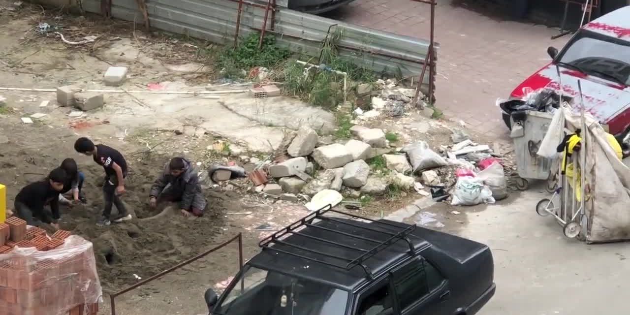 ŞEVKİN: “ÇÖP TOPLARKEN GÖRDÜKLERİ KUM YIĞININDA KALE YAPAN ÇOCUKLAR, TÜRKİYE’NİN İÇİNDE BULUNDUĞU VAHİM DURUMU ÖZETLİYOR”