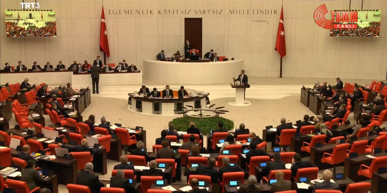 BAKAN PAKDEMİRLİ’YE TBMM'DE TUZLUKLU ELEŞTİRİ: "YENİ TARIM ALETİ BU, ÇİFTÇİ BUNUNLA GÜBRE ATACAK"