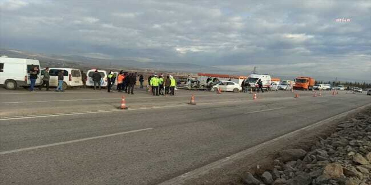 ANKARA KAHRAMANKAZAN’DA TRAFİK KAZASI: 6 KİŞİ HAYATINI KAYBETTİ, 3 KİŞİ YARALANDI