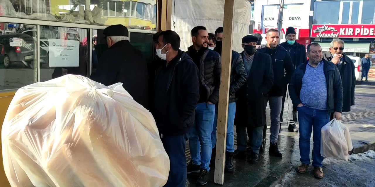 EKMEK ZAMMI VATANDAŞI “HALK EKMEK” BÜFELERİNE YÖNELTTİ: YAKLAŞIK 10 BİN EKMEK YARIM SAAT İÇİNDE TÜKENDİ