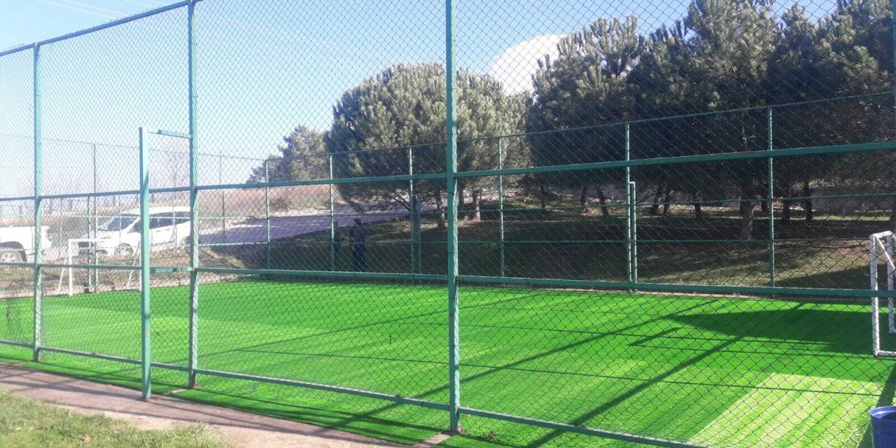 İZMİT BELEDİYESİ ATA PARK'TAKİ FUTBOL SAHASININ ZEMİNİNİ YENİLEDİ