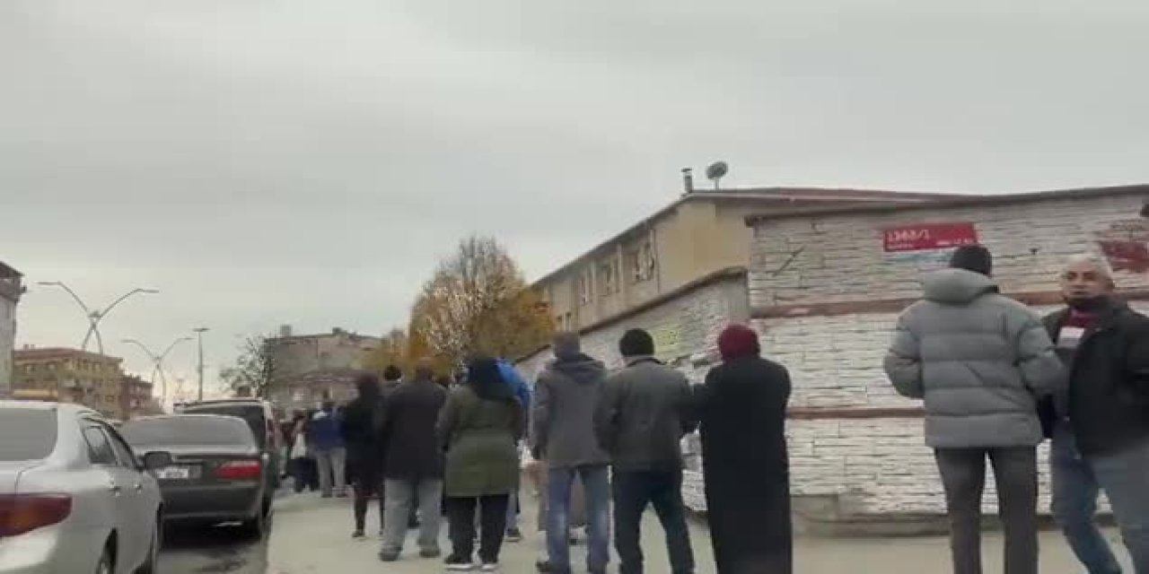 EKMEĞE YAPILAN ZAM HALK EKMEK BÜFELERİNDE UZUN KUYRUKLAR OLUŞTURDU