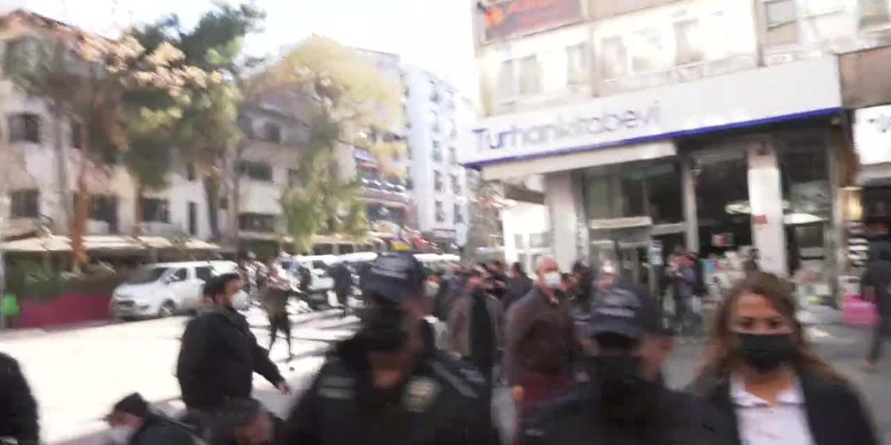 ANKARA’DA GENÇLERİN “BARINAMIYORUZ” EYLEMİNE PLASTİK KELEPÇELİ GÖZALTI