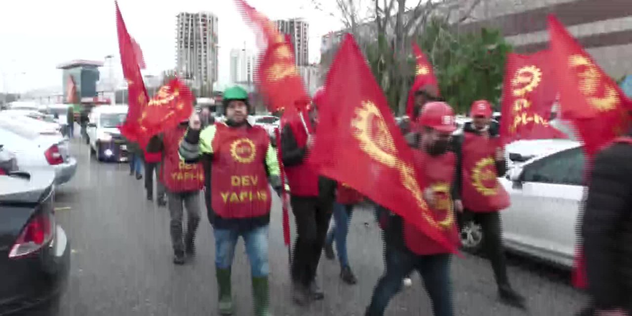 DİSK, İSTANBUL'DA "ARTIK YETER GEÇİNEMİYORUZ" MİTİNGİ DÜZENLEDİ: "İŞÇİ SINIFININ ASGARİ ÜCRETLE İLGİLİ KIRMIZI ÇİZGİSİ 5.200 LİRADIR"