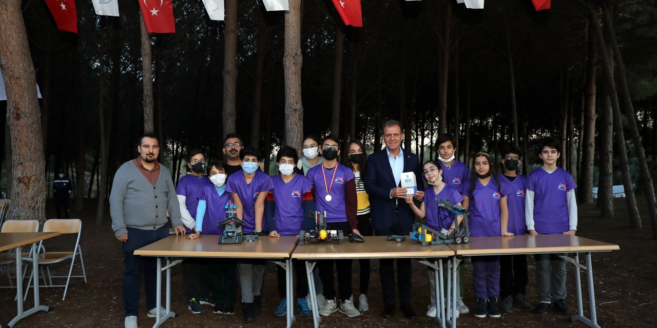 BAŞKAN SEÇER, ROBOTİK KODLAMADA ÖDÜL KAZANAN ÖĞRENCİLERLE BULUŞTU