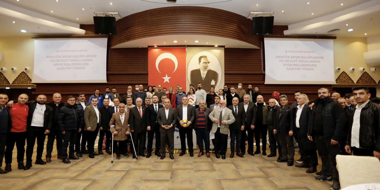 KÜÇÜKÇEKMECE BELEDİYESİ’NDEN 85 OKUL VE 87 AMATÖR KULÜBE SPOR MALZEMESİ DESTEĞİ