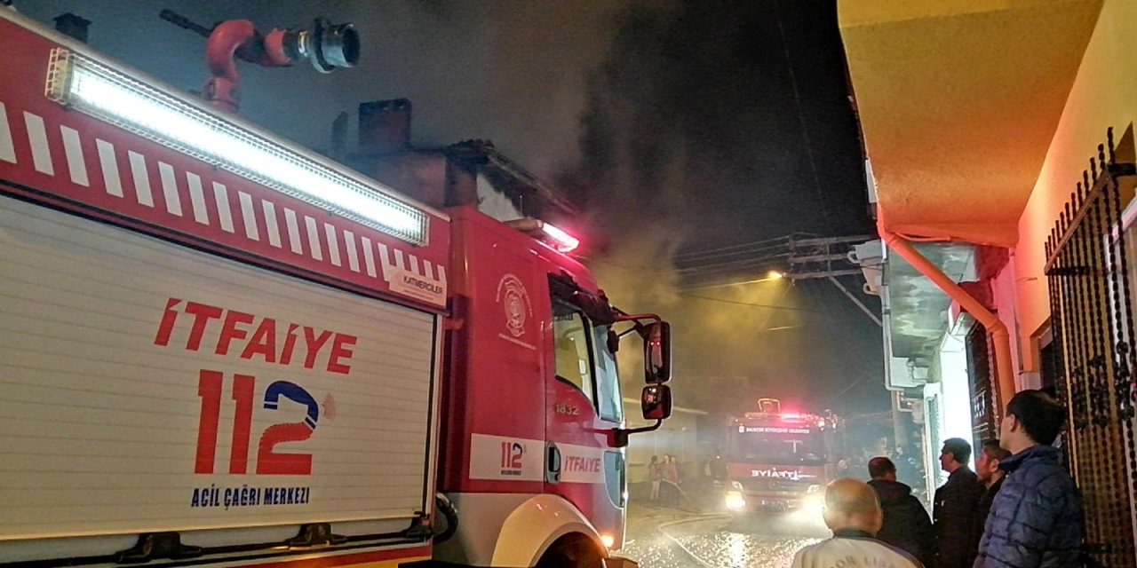 BURHANİYE'DEKİ YANGINDA İKİ AİLE EVSİZ KALDI